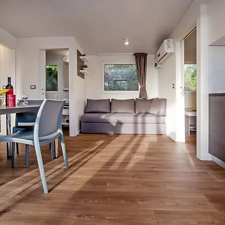 Eurocamp Mobile Homes At Porton Nature Hideouts منتزه العطل