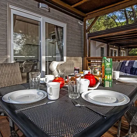 Eurocamp Mobile Homes At Porton Nature Hideouts Vakantiepark *